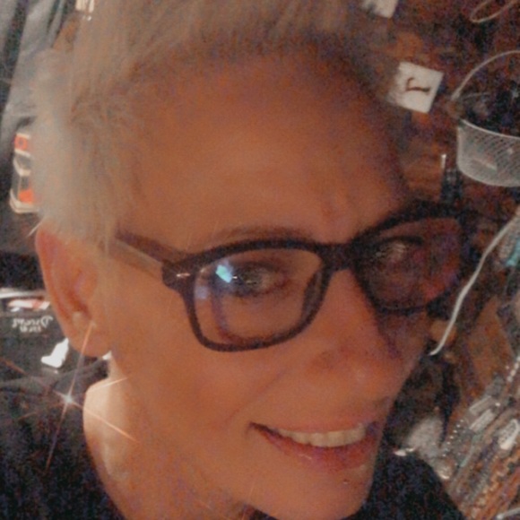 Meet your Posher, Juanita - Picture 2 of 2